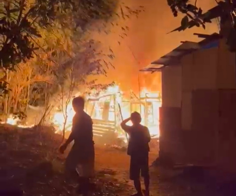 BREAKING NEWS: Api Membara di Desa Sumber Mulya, Satu Rumah Ludes