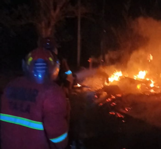 Petugas dan Relawan Berpacu dengan Api, Rumah Kosong di Sumber Mulya Ludes Terbakar