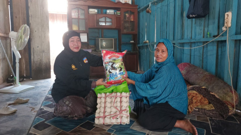 Rumah Tua Keropos Dihuni Empat Jiwa, Penyuluh Agama Tala Ini Datang Bawa Sembako dan Harapan