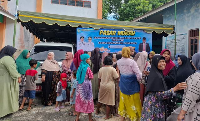 ANTUSIAS - Warga antusias berbelanja di lokasi pasar murah di Desa Sukaramah, Jumat (19/6) pagi.