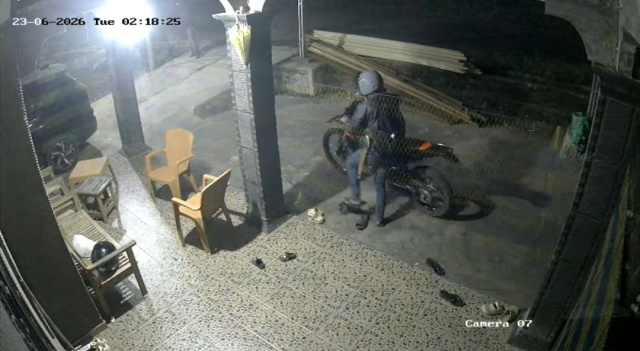 Heboh! Aksi Pencuri Trail CRF Terekam CCTV, Pelaku Tampak Bawa Parang