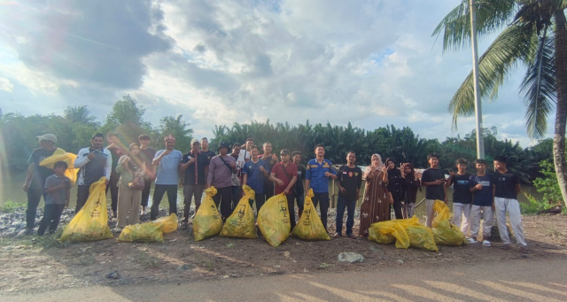 Karang Taruna dan Komunitas Lingkungan Bersihkan Sungai Kintap, Jadi Pemantik Persiapan KKBWKT Kalsel 2026