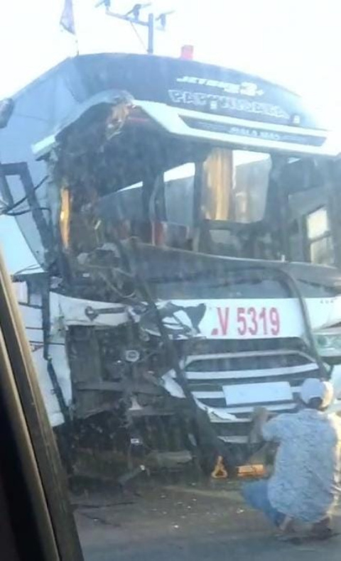 Bus Tambang dan Minibus Pariwisata Adu Banteng di Jorong, Belasan Korban Dilarikan ke Fasilitas Kesehatan