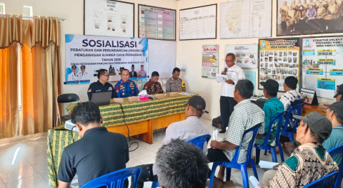 Edukasi Jadi Benteng Pertama Selamatkan Laut Tanah Laut, Satpolairud Blusukan ke Tengah Warga