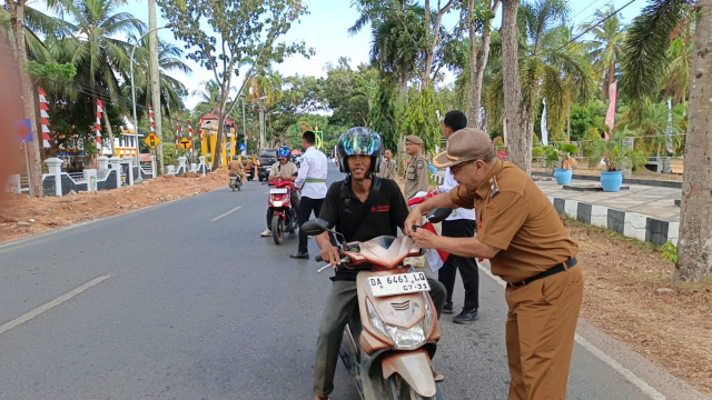 Ribuan Bendera Dibagikan Pemkab Tala, Semangat Kemerdekaan Turut 'Ditanam' dari Jalanan