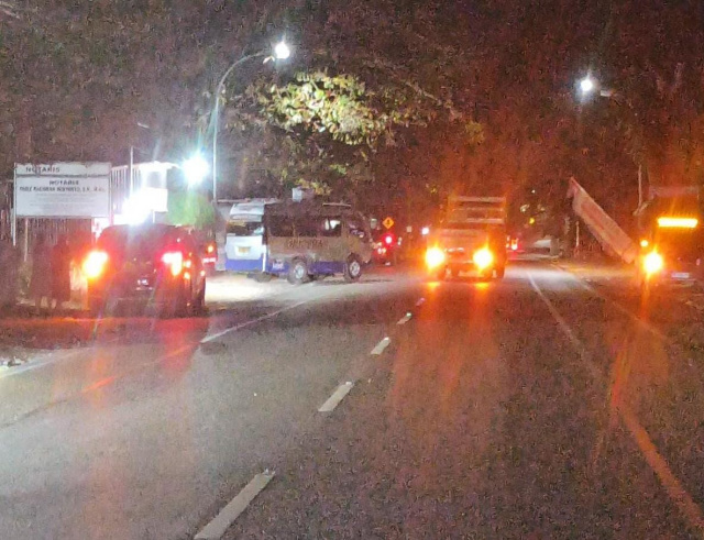 Pengendara Roda Dua Terpental ke Aspal, Tabrakan dengan Minibus di Sarang Halang