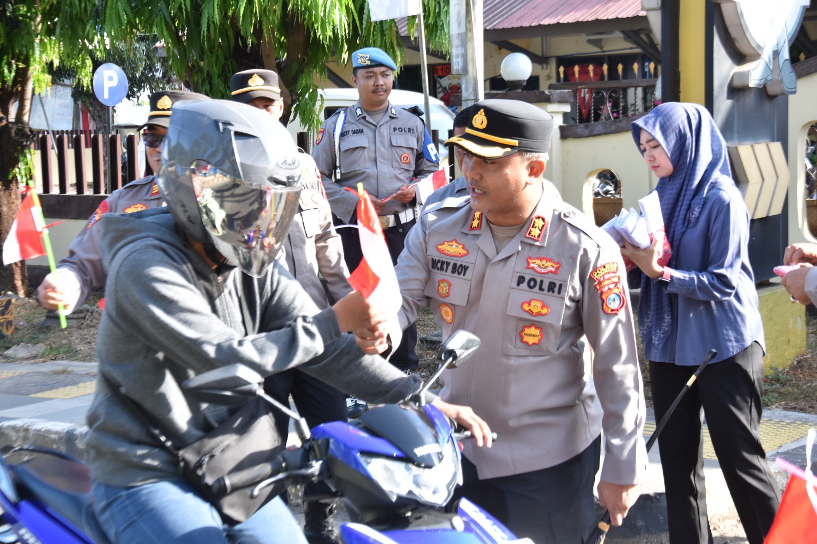 Polres Tala Ajak Warga Semarakkan Bulan Kemerdekaan AKBP Ricky Turun Ke Jalan Bagikan Bendera