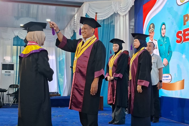 Bukan Sekadar Wisuda, 71 Lansia di Tala Buktikan Belajar Tak Kenal Usia