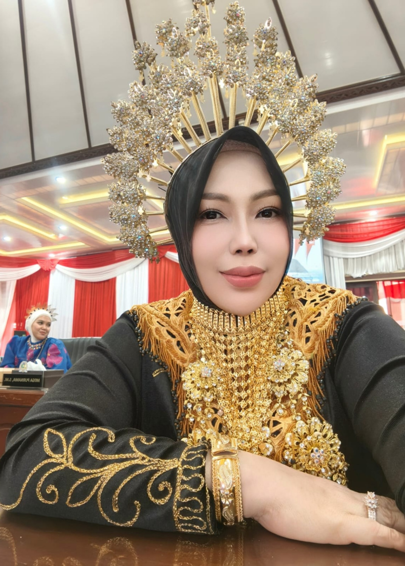 Anggun Terbalut Busana Nusantara, Pesan Persatuan dari Srikandi DPRD Kabupaten  Tanah Laut