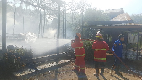Api Membara di Sumber Mulya, Rumah dan Warung  Kayu di Pinggir Jalan Raya Lumat Terbakar