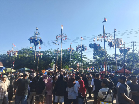 Tradisi Panjat Pinang Agustusan Kembali Semarakkan Desa Panggung, Warga Antusias Panjat Puluhan Batang Pinang