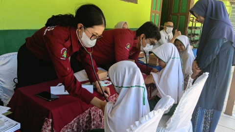 Kabut Asap Ganggu Kesehatan, IDI Kalsel Bersama Dua Organisasi dan Kampus Gelar Pengobatan Gratis di Bati-Bati