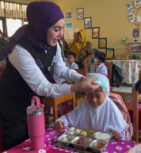 Di Tengah Kabut Asap, Dian Rahmat Bawa Masker dan Sembako untuk Warga Bati-Bati