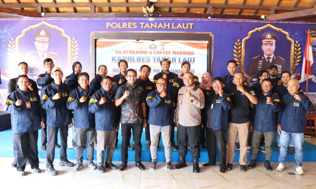 Jaket untuk Jurnalis, Pesan Kapolres Tanah Laut Perkuat Keterbukaan Informasi
