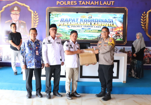 APDESI Tala Serahkan Bioflok dan Selang ke Polres, Perkuat Kesiapan Hadapi Karhutla