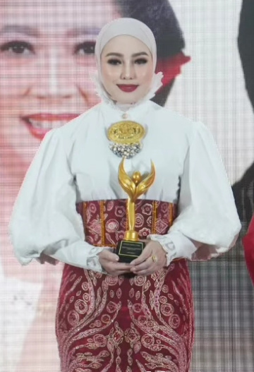Hj Dian Raih Penghargaan Swara Cantika, Momentum Perempuan Tala Perluas Peran Ekonomi