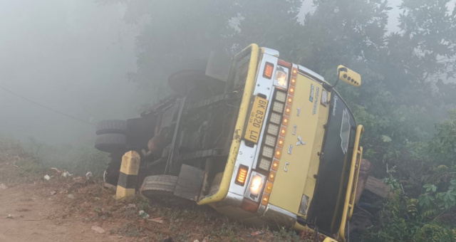 Jarak Pandang Terbatas Kabut Asap Pekat, Truk Terguling di Perbatasan Tala-Banjarbaru