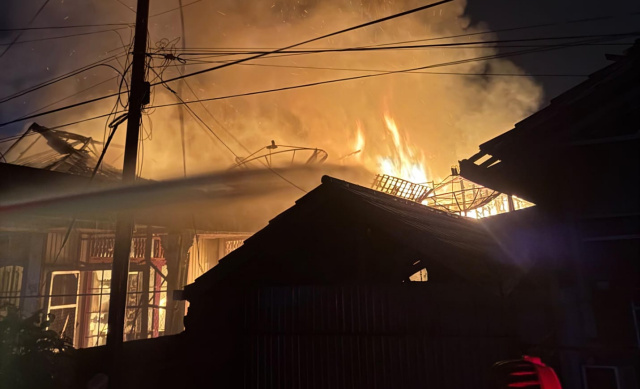 Api Cepat Menjalar, Lima Rumah di Sungai Danau Ludes Terbakar
