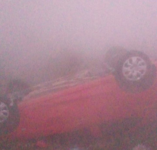 Kabut Asap Tebal, City Car Tergelincir dan Terbalik di Rawa Gunung Raja