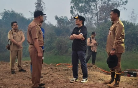 Api Kembali Muncul Dekat Permukiman Pengayuan, Wagub Kalsel Turun Langsung Padamkan Karhutla