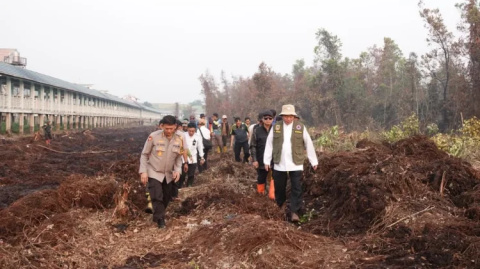 H Muhidin Kerahkan Ekskavator Tangani Karhutla di RSJ Sambang Lihum, Bara Gambut Jadi Sasaran