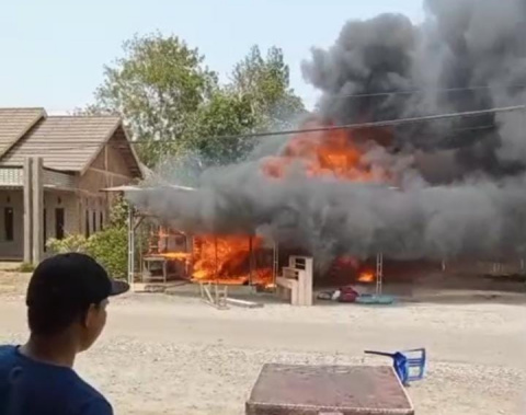 BREAKING NEWS: Dua Bangunan Rumah Terbakar di Desa Panggung Tala, Api Sempat Membesar Diterpa Angin