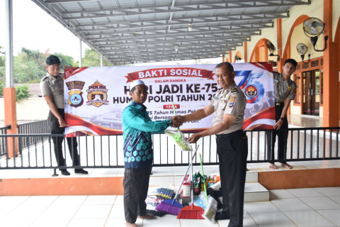 Sambut HUT ke-75 Humas Polri, Polres Tala Bantu Peralatan Kebersihan Masjid Nuruddin