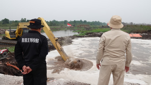 Api Tak Terlihat, Gambut Masih Panas: Muhidin Uji Campuran 1.000 Liter Surfaktan untuk Karhutla