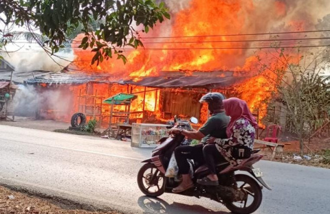 Angin Kencang Percepat Kobaran Api, Rumah dan Warung di Karang Taruna Pelaihari Ludes Terbakar
