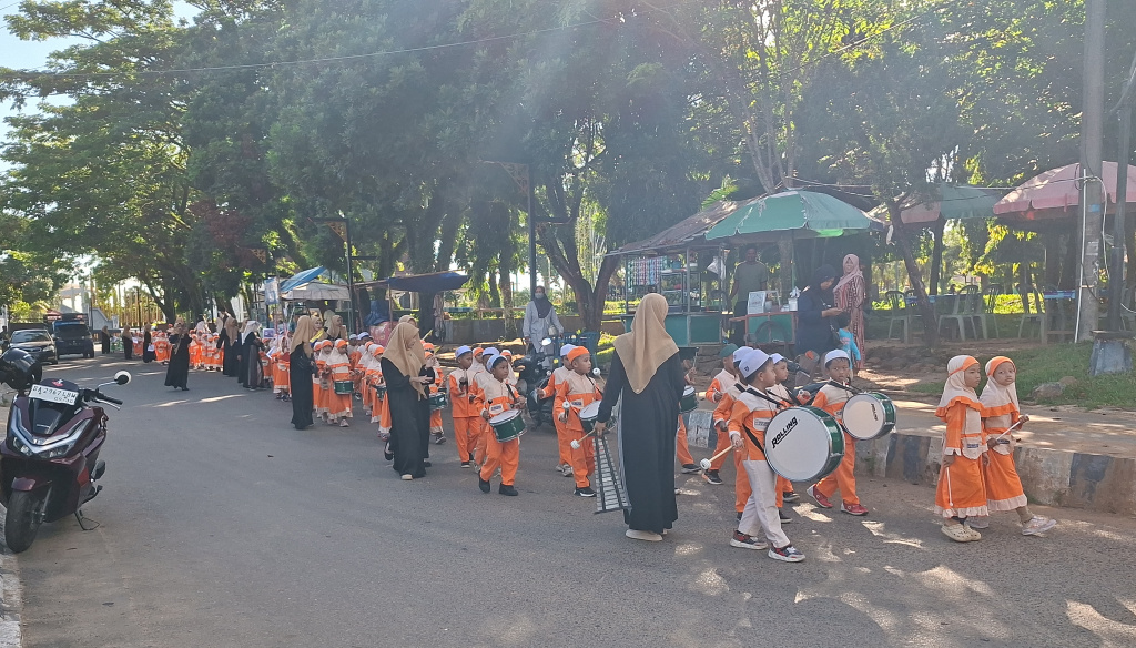 Pawai Cilik Muharram Curi Perhatian Warga Pelaihari, Anak PAUD Waladun Enerjik Kelilingi Lapangan Tugu