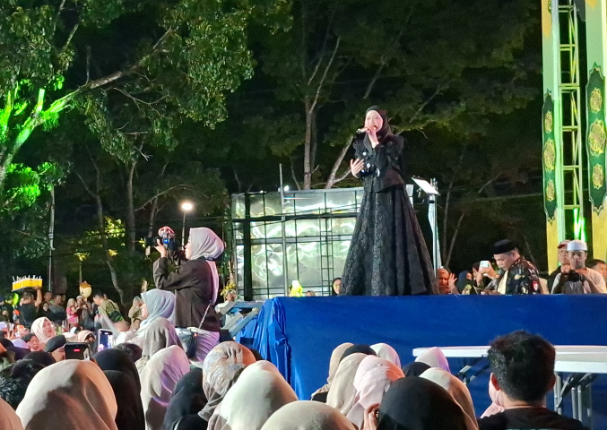 Alma Esbeye Bikin Penutupan Islamic Expo Tala Membludak, Remaja Putri dan Ibu-Ibu Berebut Dekat Panggung