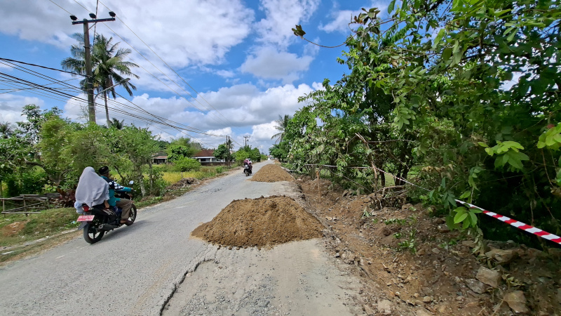 Alat Berat Bergerak, Perbaikan Jalan Kampung Nelayan Takisung Dimulai