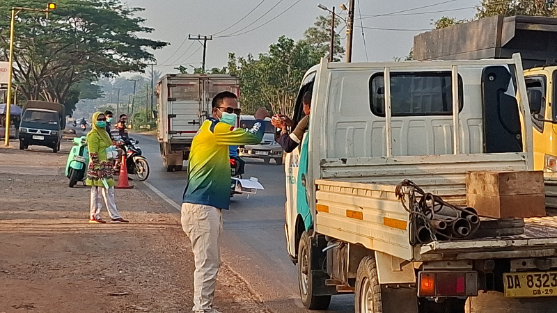 Peduli Pengguna Jalan, My Darling Inisiasi Bagi-bagi Masker di Tengah Kabut Asap Karhutla