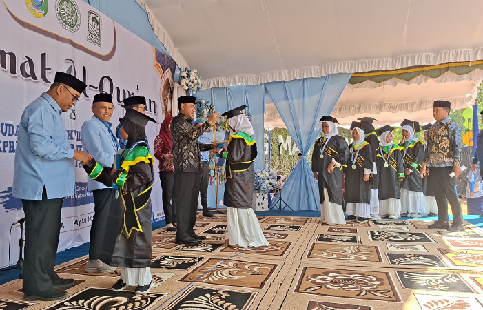 Bupati H Rahmat Hadiri Batamat dan Wisuda 1.726 Santri, Orang Tua Titip Pesan Ini