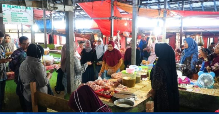 SIDAK – TPID bersama Bapanas melakukan sidak Pasar Pelaihari, Kamis (5/3) siang. Harga dan stok sembako aman.