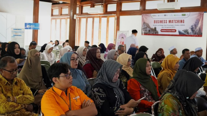 BUSINESS MATCHING - Suasna Business Matching di Aula Rakat Manuntung di lingkungan kantor bupati Tala, Senin (15/6).