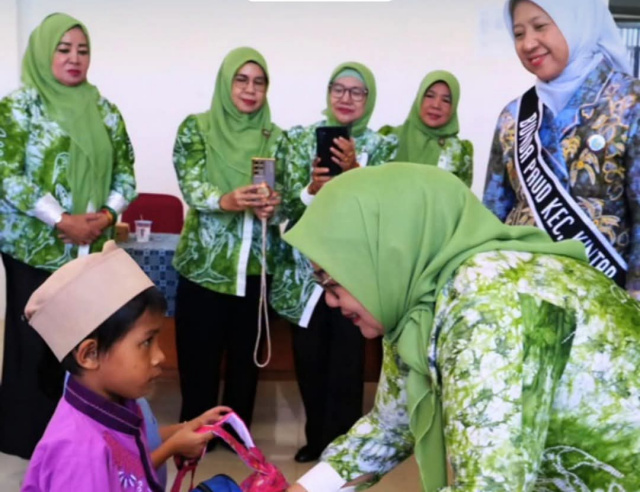 Wargai Kintap Bersyukur Anak Dapat Perlengkapan Sekolah Gratis, Harap Program GOW Menjangkau Lebih Banyak Desa