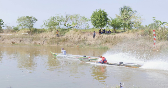 Kelotok Berpacu di Jembatan Bidadari, Warga Benua Raya Tumpah Ruah, Semarak Maknai Hari Kemerdekaan