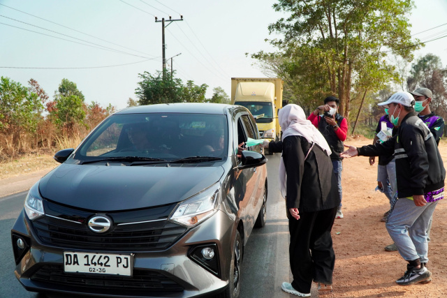 Pemdes Gunung Raja Kembali Turun ke Jalan, Bagikan Ribuan Masker Gratis Bersama Anggota DPR RI