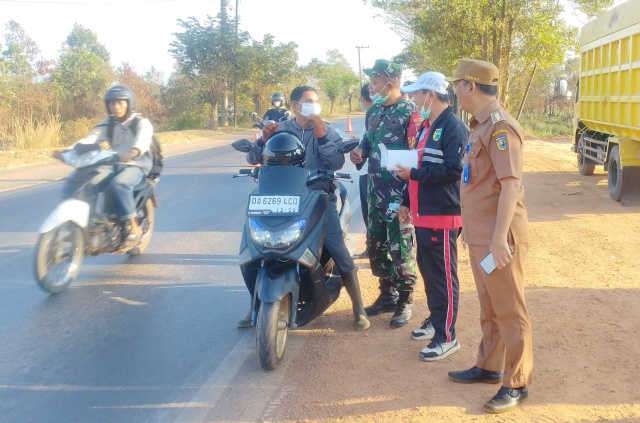 Kabut Asap Masih Terjadi Meski Menipis, Kades Gunung Raja Bersama Camat  Kembali Turun ke Jalan Bagikan Mas