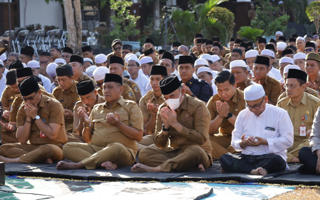 Bupati H Rahmat dan Jajaran Lakukan Sholat Istisqa, Pemkab Tala Siapkan Masker hingga Penyesuaian Jam Sekolah