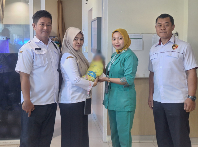 Bayi Temuan Jembatan Pabahanan Diserahkan ke Dinsos Tala, Langsung Dibawa ke Panti di Banjarbaru