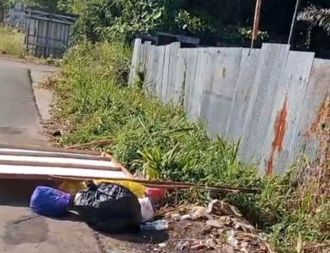 Baru Saja Bersih, Jalan Tembusan Belakang Kuburan Muslimin Pelaihari Kembali Dipenuhi Sampah Liar
