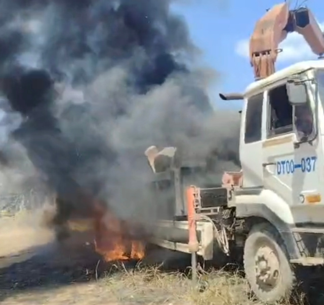 Truk Jenis Crane Terbakar di Tambang Ulang, Damkar Langsung Gerak Cepat Lakukan Pemadaman