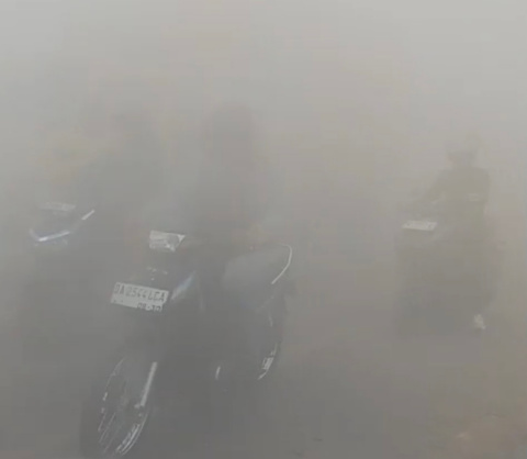 Jalur Pelaihari-Banjarbaru Gelap Terkepung Asap,, Antrean Hingga Lima Kilometer dan Pemotor Bergerak Merayap