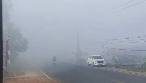 Hendak ke Pasar Pagi, Pengendara Kaget Diterjang Kabut Asap Tebal