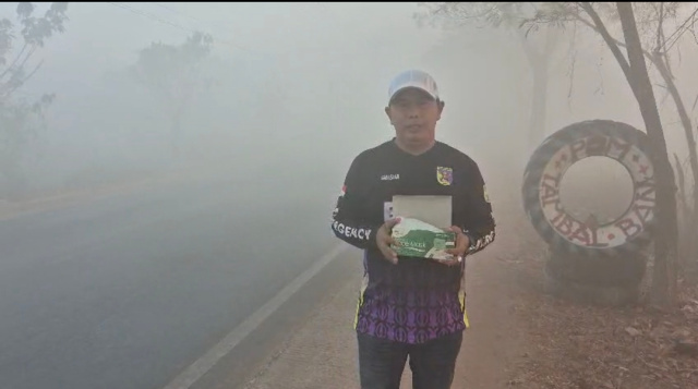 Kabut Asap Tebal Kembali Selimuti Jalur A Yani Gunung Raja, Pemdes Langsung Turun Bagikan Masker